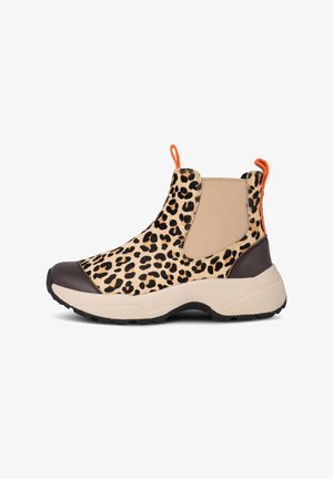 Stivali alla caviglia con stampa leopardata, dotati di una parte superiore elasticizzata beige, punta marrone e una robusta suola bianca con bande arancioni.