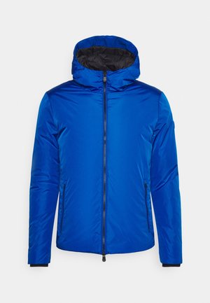 Chaqueta aislante azul con cierre de cremallera al frente, capucha integrada y puños elásticos. Fabricada en un material suave y brillante con un forro interior negro.