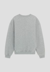 Felpa grigia chiara con collo a giro, spalle scese e polsini a coste. Presenta una texture semplice e liscia con un sottile dettaglio di cucitura verticale.