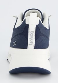 Bottine de sport marine avec une tige texturée, des accents blancs et une semelle rembourrée. Comprend une languette de tirage et un logo sur le talon.