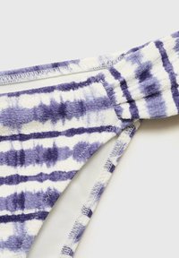 Ljubičasto-bijeli bikinija dno s tie-dye uzorkom, izrađeno od mekog, teksturiranog materijala s elastičnim pojasom i kontrastnim šavovima sa strane.