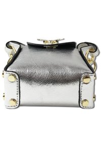 Sac à main argent métallisé avec une finition texturée, accents noirs, quincaillerie dorée et clous décoratifs aux coins. Forme carrée avec un design structuré.