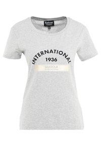 Světle šedé tričko s krátkým rukávem, kulatým výstřihem a černým textem "INTERNATIONAL 1936" a béžovým pruhem s nápisem "BARBOUR INTERNATIONAL" na přední straně.