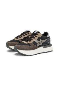 Scarpe da ginnastica in suede e rete marroni e nere con suole bianche spesse, lacci neri, logo a stella e dettagli decorativi sul tallone.