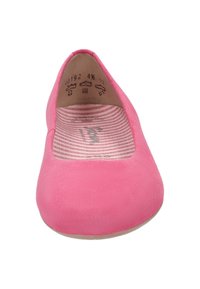 Ballerines en suède rose avec un bout rond et une semelle intérieure rayée. La tige a une texture lisse et sans quincaillerie visible.