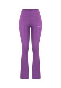 Leggings évasés violets avec une taille haute, fabriqués à partir d'un tissu lisse et extensible. Dotés d'un petit logo près de la hanche.