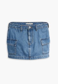 Gonna di jeans con un lavaggio azzurro chiaro, due tasche cargo laterali, chiusura con bottone e passanti per cintura. Leggera texture usurata lungo l'orlo.