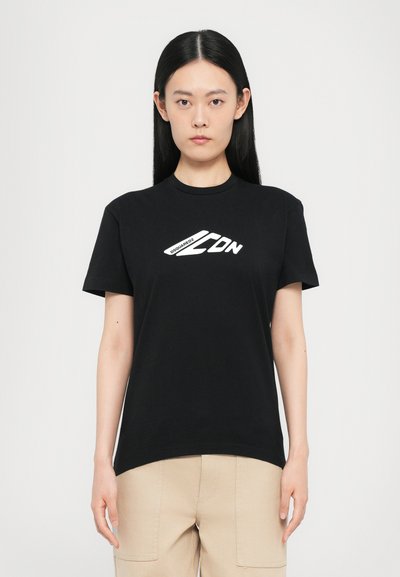 T-shirt en coton noir avec un logo graphique blanc sur la poitrine. Encolure ronde classique avec des manches courtes, coupe structurée.