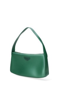 Borsa a tracolla in pelle sintetica verde con una forma strutturata, chiusura con zip superiore e una tracolla corta e curva. Presenta una toppa con il logo.