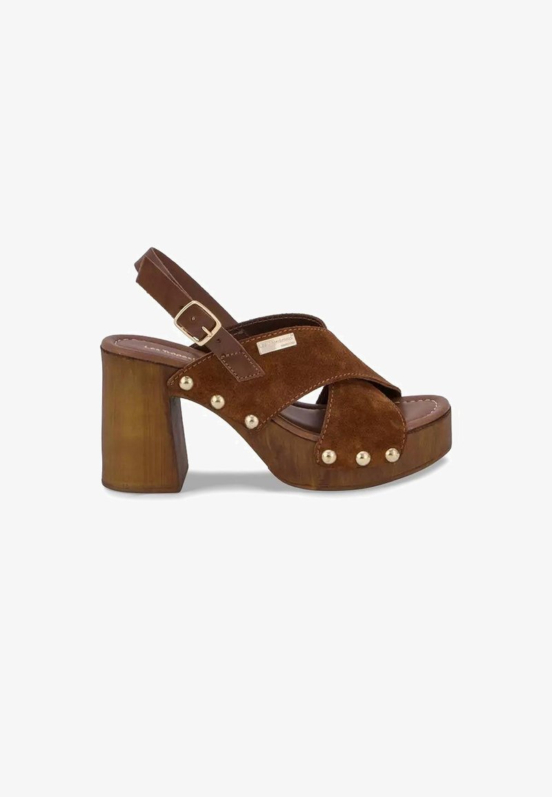 Bruine suède platform sandaal met een stevige houten hak, gekruiste bandjes, gouden studs en een verstelbare gesp aan het slingbackbandje.