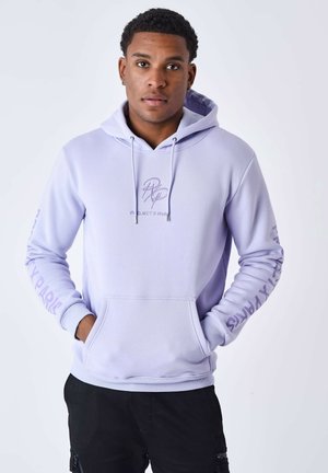 Haut à capuche violet clair en tissu doux, avec une poche avant, un capuchon avec cordon de serrage, et des logos imprimés sur la poitrine et la manche.