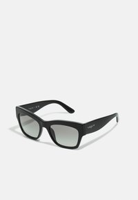 Schwarze rechteckige Sonnenbrille mit Verlaufsgläsern. Dicke Rahmen haben ein mattes Finish und das gravierte "vogue"-Logo am Bügel. Stylishes Design.