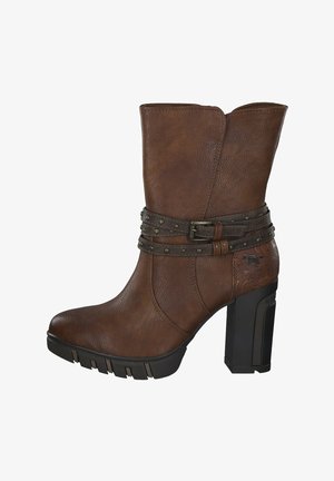 Stivale alla caviglia in pelle marrone con un alto tacco a blocco, accentuato da più cinturini con borchie e un design testurizzato sul lato.