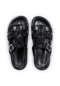 Schwarze Ledersandalen mit einem Riemendesign, silberner Schnalle und glatter Textur, mit abgerundetem Zehenbereich und leichtem Absatz.