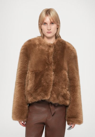 Veste en fausse fourrure marron avec une texture épaisse et douce, design cropped et manches larges. Pas de fermetures ou de motifs visibles.
