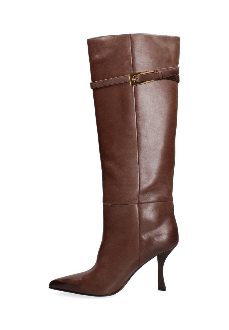 Botte en cuir marron à hauteur de genou avec un bout pointu, un talon aiguille slim et un détail de ceinture décoratif près du haut. Texture lisse.