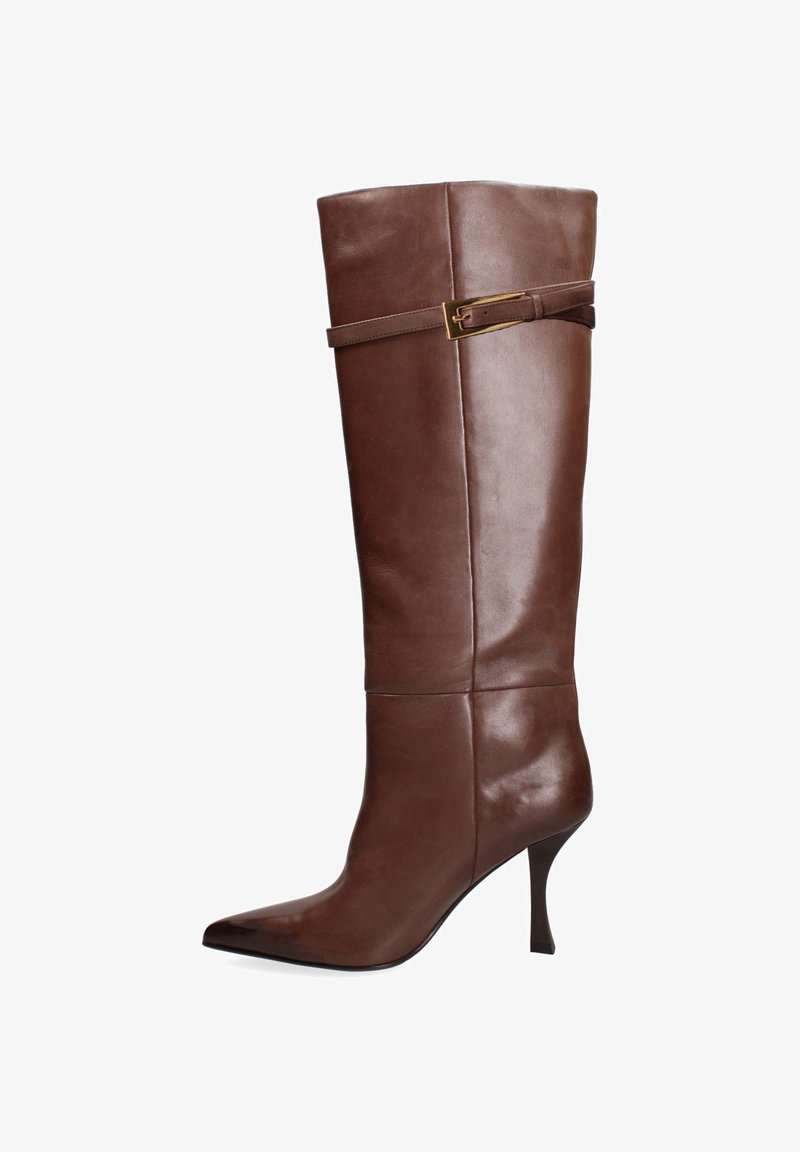 Botte en cuir marron à hauteur de genou avec un bout pointu, un talon aiguille slim et un détail de ceinture décoratif près du haut. Texture lisse.