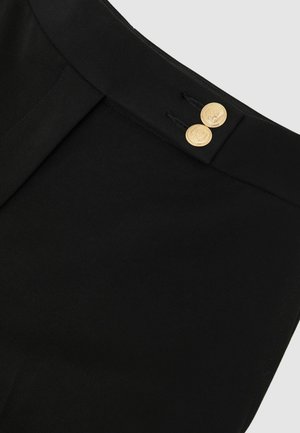 Schwarze Hosen zeichnen sich durch ein glattes Textilfinish mit einem flachen Bund und zwei goldenen Knöpfen aus, die ein elegantes und minimalistisches Design bieten.