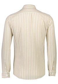 Camicia a maniche lunghe a righe verticali beige e bianche. Realizzata in tessuto leggero con colletto a bottoni e maniche con polsini.