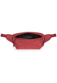 Röd ny fondväska med dragkedja på toppen, justerbar rem och svart inredning. Har en texturerad yta och en rektangulär logotypapplikation.