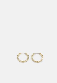 Boucles d'oreilles en forme de créoles en ton or, avec un design en maillons de chaîne, agrémentées de petits accents transparents. Fabriquées en métal avec une finition polie.