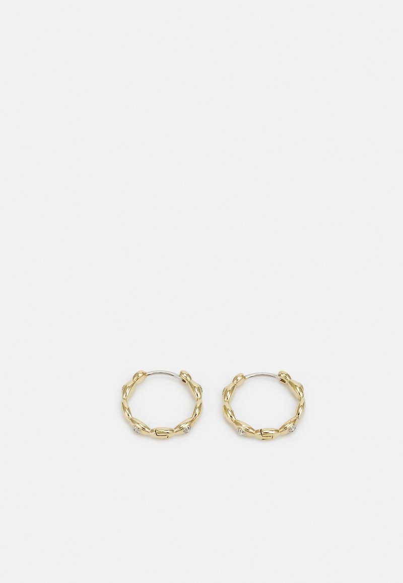 Boucles d'oreilles en forme de créoles en ton or, avec un design en maillons de chaîne, agrémentées de petits accents transparents. Fabriquées en métal avec une finition polie.