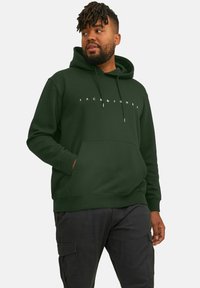 Mørkegrøn hættetrøje med frontlomme, snoretræk og et hvidt logo "JACK & JONES" på brystet. Blød stoftekstur.