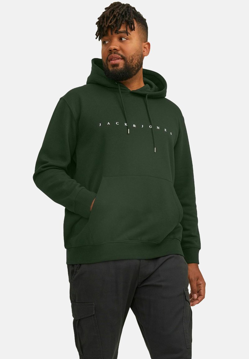 Mørkegrøn hættetrøje med frontlomme, snoretræk og et hvidt logo "JACK & JONES" på brystet. Blød stoftekstur.