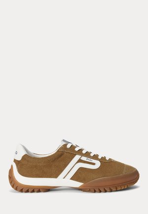 Baskets en daim marron avec des accents blancs, des lacets blancs et le logo "Polo" sur le côté et le talon, montrant le profil extérieur.