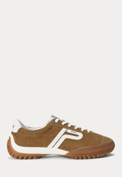 Baskets en daim marron avec des accents blancs, des lacets blancs et le logo "Polo" sur le côté et le talon, montrant le profil extérieur.