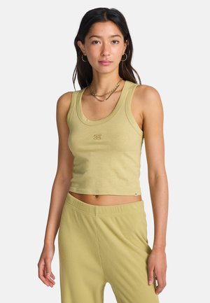 Lichtgroen geribd tanktop met een nauwsluitend ontwerp, ronde halslijn, logo detail in het midden, gecombineerd met bijpassende geribde broek.