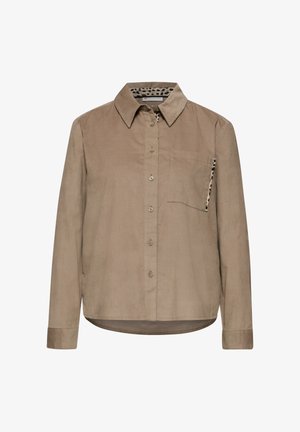 Chemise à manches longues en tissu beige, avec une poche poitrine et un accent en imprimé léopard sur le bord de la poche. Texture lisse.