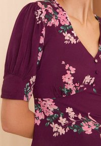Love & Roses TEA - REGULAR FIT - Blūze - red floral