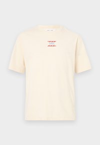 Κρεμ κοντομάνικη μπλούζα με μικρό κόκκινο και μπλε κυματιστό σχέδιο και το κείμενο «SAMSØE SAMSØE» στο στήθος.