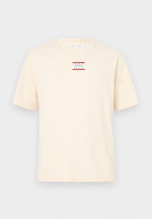 Kremfarvet T-shirt med korte ærmer, med lille rød og blå bølgedesign og teksten "SAMSØE SAMSØE" på brystet.