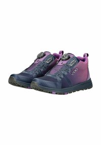 Scarpe sportive navy e viola con un design leggero, superfici texturizzate e un sistema di lace rapido con un dial rotondo per la regolazione.
