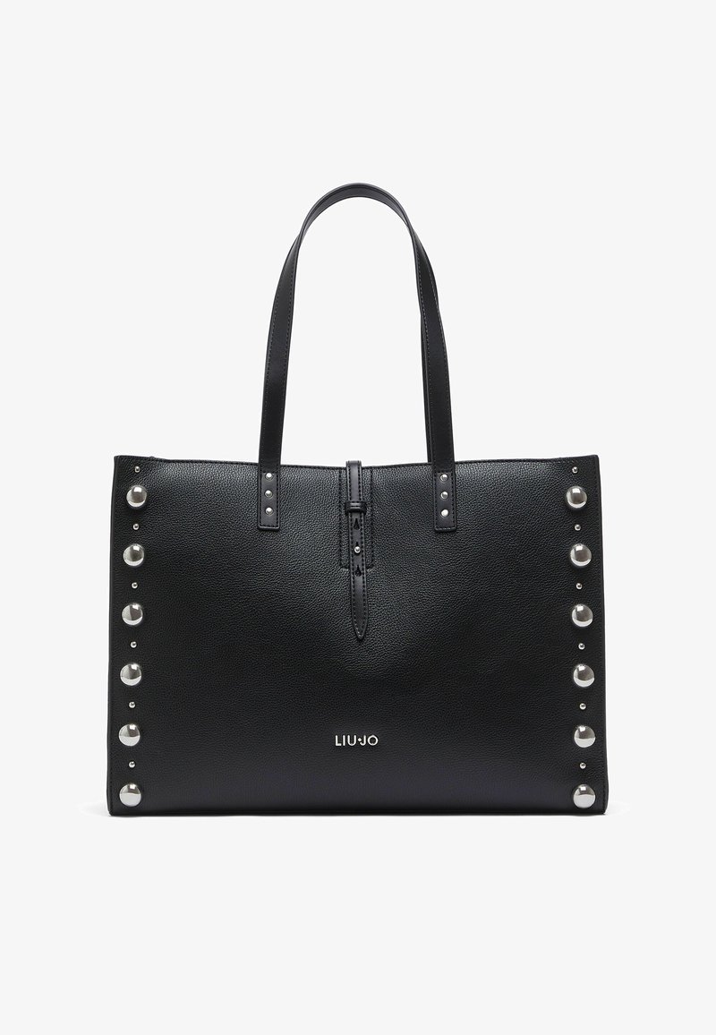 Sac cabas en cuir noir à la forme structurée, orné de clous argentés sur un côté, avec des accents métalliques et un détail de fermeture à l'avant.