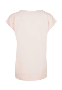 Lyserød bomulds-T-shirt med afslappet pasform, korte, opsmøgede ærmer og rund halsudskæring. Glat tekstur med et simpelt design.