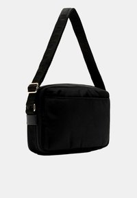 Borsa a tracolla nera in nylon di forma rettangolare, con tracolla intrecciata regolabile, zip superiore e sottili dettagli testurizzati sulla tracolla.