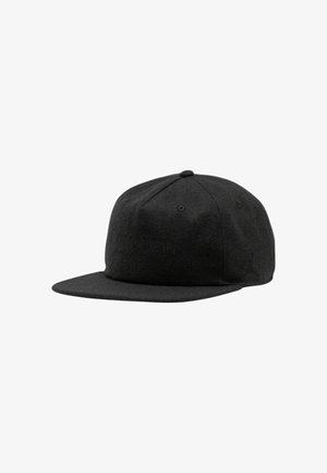 Cappello in lana nera con visiera piatta, caratterizzato da dettagli del logo in rilievo sulla parte anteriore. Design strutturato e costruzione a sei pannelli.