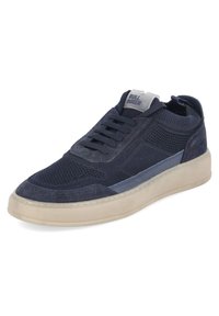 Marineblaue Sneaker mit Mesh- und Veloursledereinsätzen, weißer Sohle, Schnürverschluss vorne und dem "BULL BOXER"-Logo auf der Lasche.