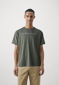 Tommy Jeans LINEAR LOGO TEE  - Trükipildiga T-särk - fatigue green