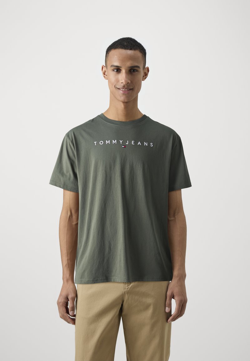 Tommy Jeans LINEAR LOGO TEE  - Trükipildiga T-särk - fatigue green