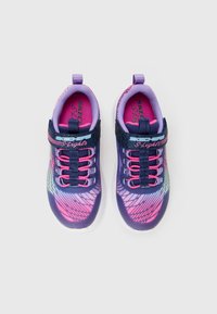 Sneakers Skechers S Lights per bambini in viola con accenti rosa, con strap a velcro e suole bianche, mostrate dall'alto su uno sfondo bianco.