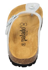 Sandalo con suola in sughero bianco e suola interna testurizzata, caratterizzato da una fascia in stile thong e un accento argentato. Marchio visibile sulla soletta.