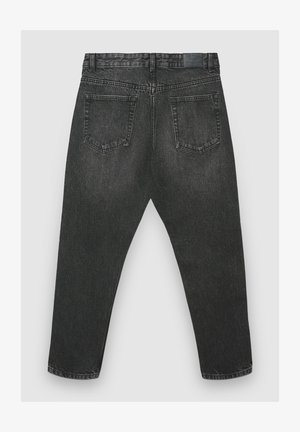 Jean en denim noir à coupe décontractée, doté d'une taille haute, de jambes droites, de deux poches arrière et de détails de couture minimalistes.