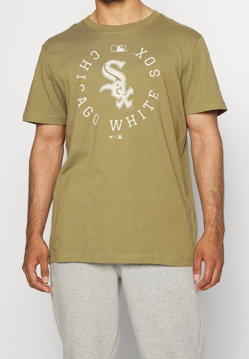 Zelené olivově bavlněné tričko s krátkými rukávy a kulatým výstřihem, na přední straně bílá grafika a logo "Chicago White Sox" v kruhovém designu.