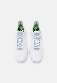 Baskets blanches avec une tige en mesh respirant, accents bleu clair, semelle intermédiaire grise et semelles intérieures à motifs vert/noir. Les lacets sont blancs.