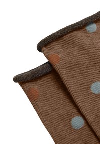 Calcetines marrones con textura acanalada, con lunares azules y naranjas y un borde gris oscuro en la parte superior.