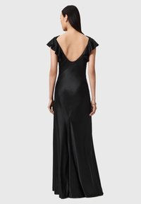 Zwarte satijnen avondjurk met vloeiende mouwen, een diepe V-hals aan de achterkant en een lange uitvoering met een aansluitende silhouet en subtiele naaddetails.